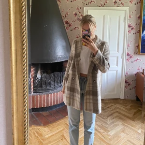 Beige HM kappa - Jättefin kappa från HM , använt en del men i bra skicka! Frakt betalas alltid av köparen!