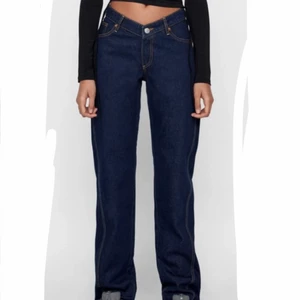 Zara jeans - Mörkblå jeans från Zara med midja som går ner lite som ett V💘 Dom är rätt långa på mig som är 168 så jag har vikt upp dom längst ner men dom är inte slitna alls utan är i jättebra skick!