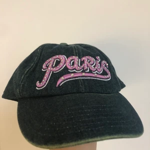 y2k keps paris  - köptes sent 90-tal/tidigt 2000-tal. möts upp i stockholm eller fraktar. *köpare står för frakt 👾