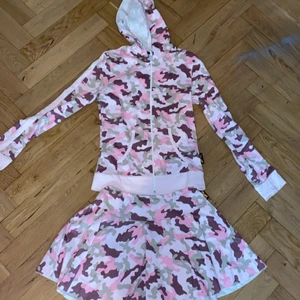 matchande set - Jättegulligt matchande set med kjol och hoodie. Inte helt säker på att jag vill sälja. Det är ljusrosa och inte lika blåaktigt som det ser ut på bilden. Det är stretchigt så tror att det skulle passa den XS - S eventuellt M. Lite Madde från euphoria vibe