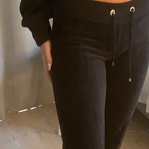 Midwaist mjukisbyxor i sammet strl xs - Byxorna är lite noppriga inuti, men utanpå är de i bra skick