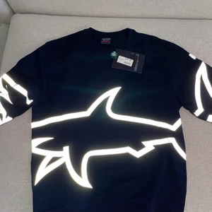 Paul & Shark - Rensar mina kläder, har en del jag handlat för som inte kommer till användning. Denna tröja är oanvänd med både prislapp och kvitto kvar. Inköpt på NK, märket är reflexbaserat. 