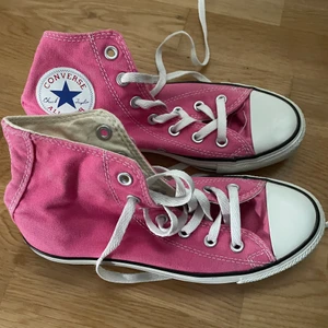 Converse - Rosa converse i storlek 37,5 som är i väldigt fint skick!! De är stora i storleken och passar även upp till ca 39!🌸💓 Köparen står för frakten!