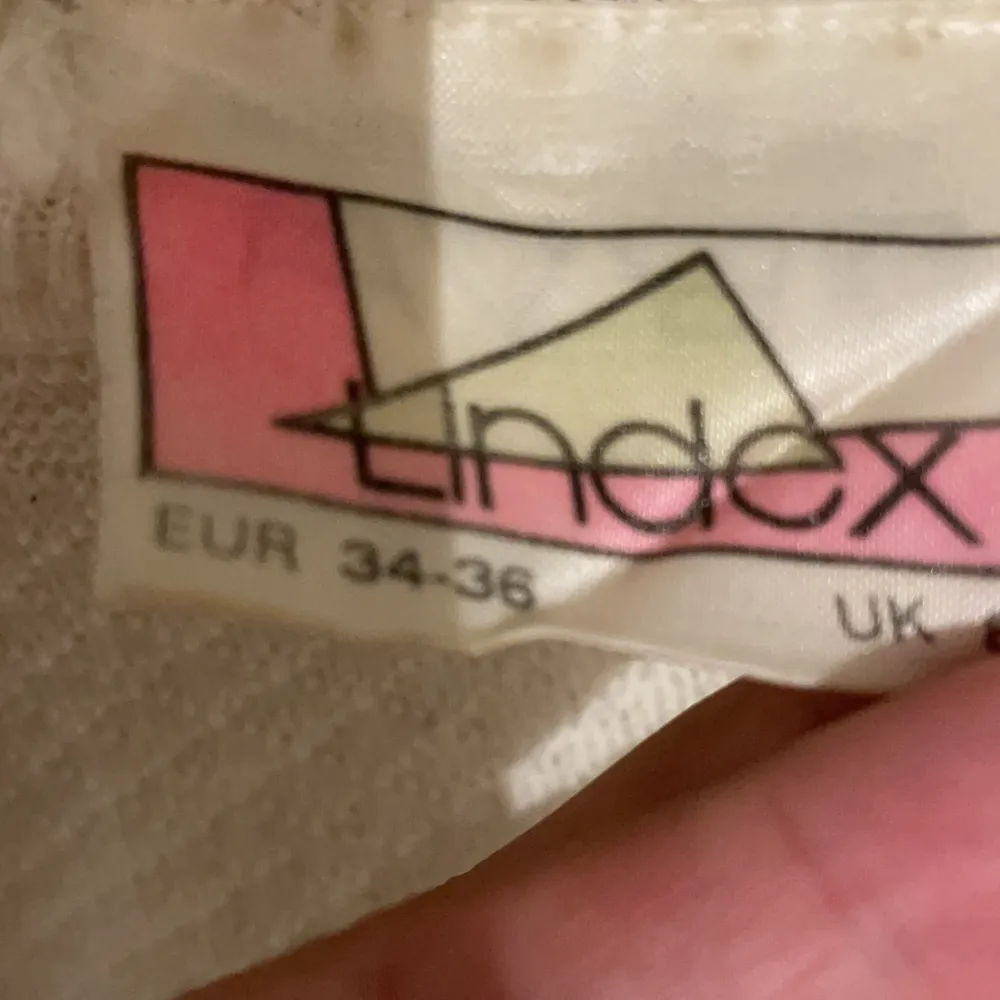 Stickad väst/topp köpt på Lindex på 90-talet! Matchande kofta i samma mönster finns också! Storlek 34-36 men skulle säga XS-M. Frakt tillkommer. Tröjor & Koftor.