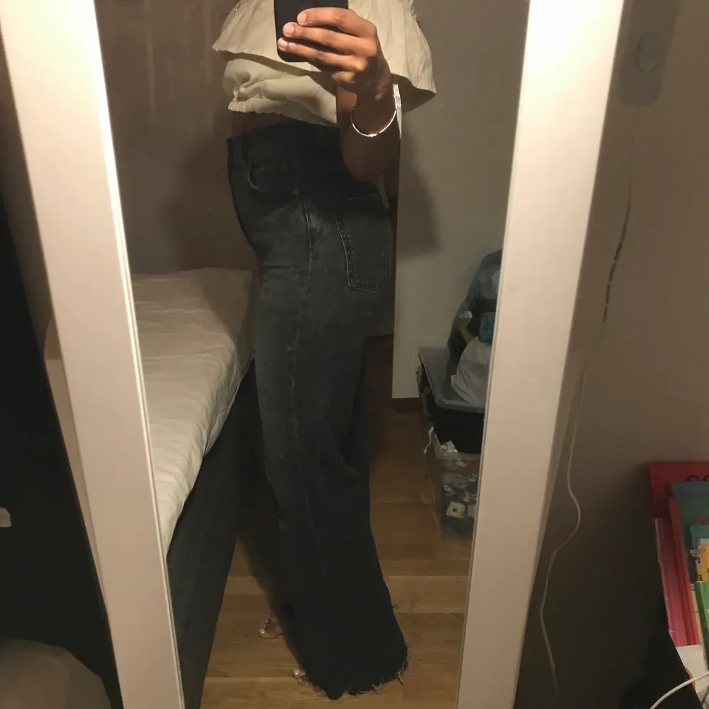 Jeans köpta på Zara, använda 1 gång så helt nya! Nypris 400kr . Jeans & Byxor.