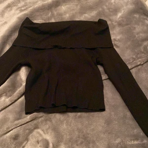 Off shoulder svart tröja - Priset kan diskuteras 