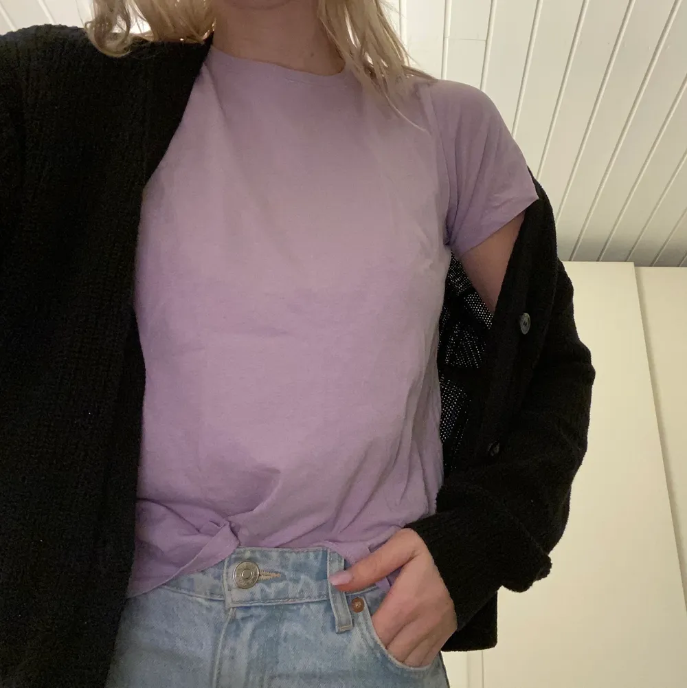 Säljer denna söta lila tröja från Zara då den inte kommer till användning. Använd fåtal gånger och är som ny. Köparen står för frakten. . T-shirts.