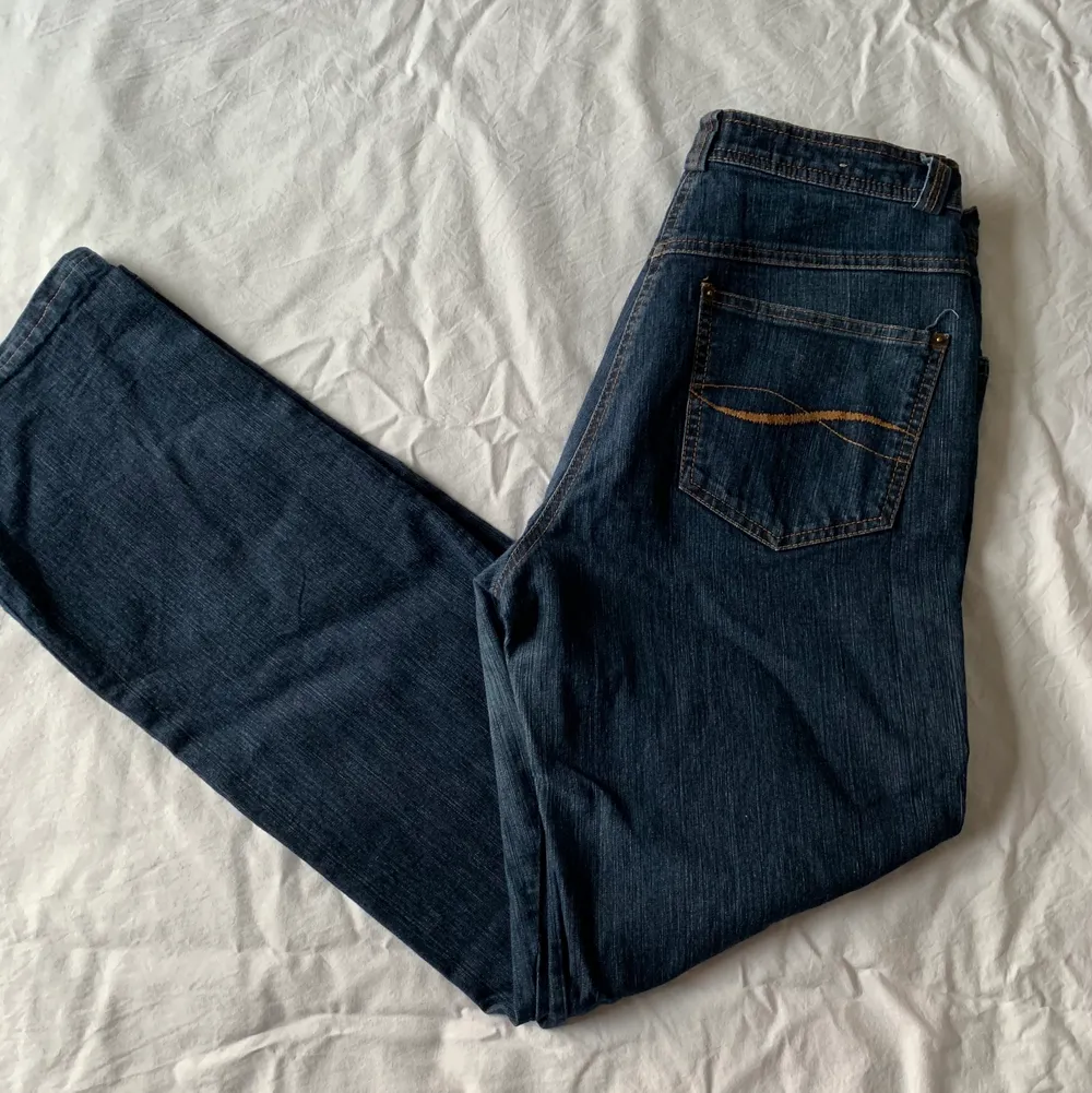 Lite utsvängda blåa jeans. Skulle inte säga att de är lågmidjade men inte högmidjade heller. Väldigt fina och köpta på second hand💙 dm för frågor/om du vill köpa. Pris kan diskuteras <3. Jeans & Byxor.