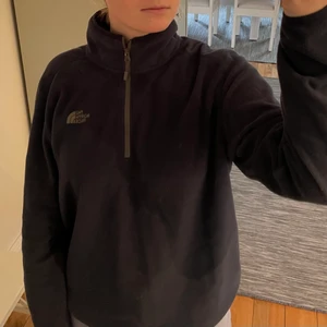 The North Face fleece  - En marinblå fleece från The North Face storlek M. Superskön och i väldigt bra skick 🤗🤗🤗
