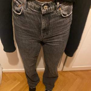 Zara jeans i storlek 36. Raka o högmidjade jeans i fint skick! 