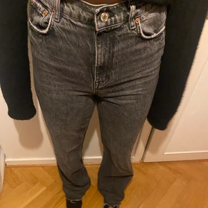 Zara jeans - Zara jeans i storlek 36. Raka o högmidjade jeans i fint skick! 