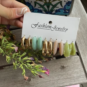 Örhängen  - Hej, säljer hela paketet med dessa jättefina örhängen för endast 50kr. GRATIS FRAKT❤️😄