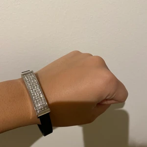 DIAMANT ARMBAND  - armband som stängs med magneter på baksidan. Lite slitet vid ” magneterna” som man kan se på sista bilden✨