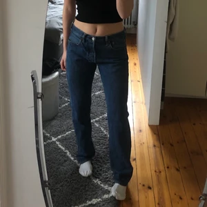 Levis jeans - FINNS KVAR⚡️Säljer dessa extremt snygga Levis jeans. Det är ett par vintage 501 i storlek 32/34. Jag är 175cm och har oftast st 36/38 i exempelvis zara jeans. Skriv vid frågor och buda vid intresse💕 Högsta bud: 450 + frakt 