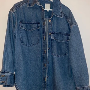 Jeansjacka - En liten overzise jacka mer som S, perfekt till våren
