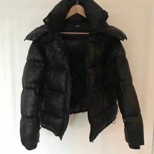 Intressekoll dunjacka  - (Lånad bild)  gör en Intressekoll på min eftertraktade dunjacka från bikbok som är slutsåld. Är inte säker på att jag vill sälja den men kollar om intresset finns❤️ det är en precis likadan som på bilden