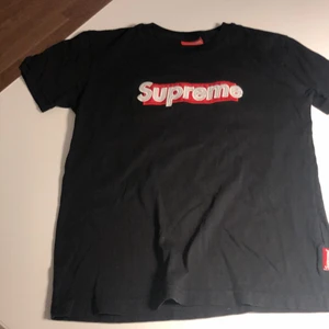 Supreme T-shirt  - Supreme TShirt - använd men bra störrelse 10-12 yrs 