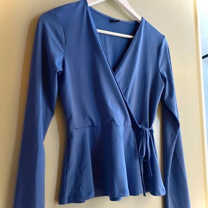 Topp/blus i storlek S - Jättefin blus i blå färg, använt ett par gånger. Är fortfarande som ny. Jätte bekväm och passar perfekt till alla tillfällen. Säljer på grund av att den inte passar att ha då jag bor i en kylig stad som denna. ☃️