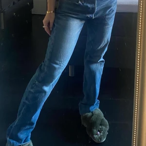 Levi’s jeans - Säljer dessa jättesnygga jeans från Levis då de inte passade mig i storlek & form alls. Storlek: W30 L:32, dock små i storleken!! (första &sista bilderna är lånade från byanastasia) 