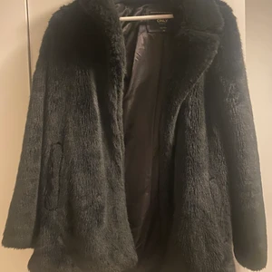 Pälskappa - Fake Pälskappa, strl xs. Varm och mysig ❤️  frakt ingår, pris 200kr 💕