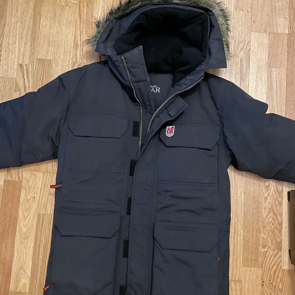 Säljer min Fjällräven jacka unisex storlek XS.  Är som en medium dam.  Den är aldrig använd, endast hängd i garderoben. Nypris 5500kr. Jackor.