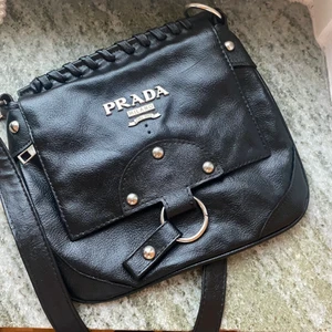 Prada väska - Prada väska köpt second hand, skulle gissa att den är fake men den är oavsett superfin. Säljer då jag har liknande väskor🖤