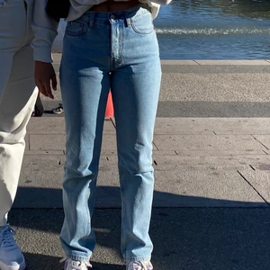 weekday jeans - Säljer mina mid rise jeans från weekday i modellen Wire. Dessa är i storlek W 25, L 30 och jag är 160 cm. Köpta för 500 och säljer för 250 + frakt. Har tyvärr bara gamla bilder då de är alldeles för små för mig nu.