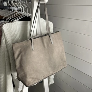 Väska  - Stor väska utan fack! Den är i en mörkbeige färg och är av fake mocka 🐻