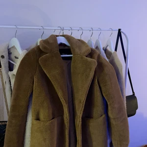 Kappa - En brun teddykappa från vero Moda i stl xs, aldrig använt 