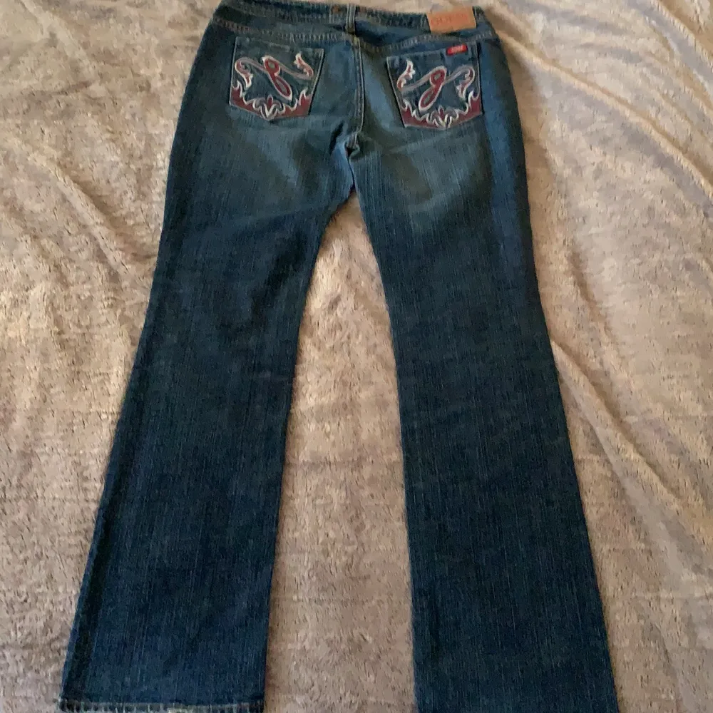 Vintage jeans från Guess som är i bra skick utöver mindre slitage vid benöppningen. Jeans & Byxor.