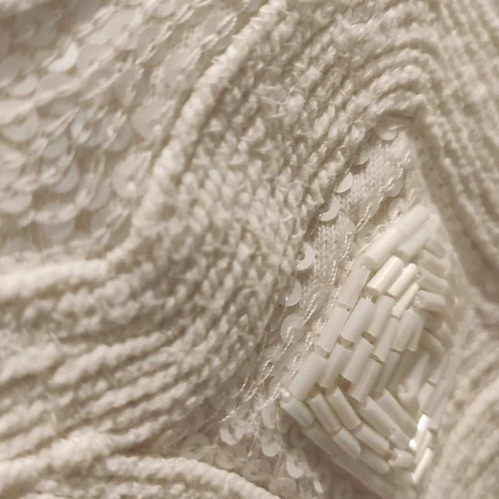 Sweatshirt med vackra paljett- och textildetaljer. Trekvartsärm och rymlig i modellen. Material: bomull.. Toppar.