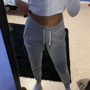 Mjukisbyxor  - Fina mjukisbyxor från Grant med fickor på baksidan💗 