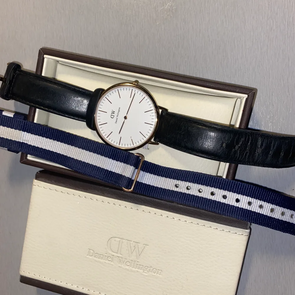 Klocka från Daniel Wellington, köptes för 1899kr men säljer den för åtta hundra, då ingår båda banden. Det ena bandet är i äkta läder. Klockan är använd ett fåtal gånger så den är i fint skick.. Accessoarer.