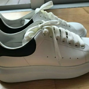 Alexander McQueen - stl 38 kontakta mig för mer info, kan säga dem är nästan ej använda så dem ser som nya ut