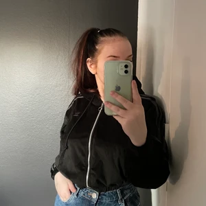 Adidas ribbad zip hoodie strl. 38 - Säljer denna croppade svarta ribbade zip hoodie då den inte längre är min stil. Väldigt fint skick då den knappt är använd. Jag köpte den för ca 800kr, och säljer den därför för 450. Pris kan diskuteras! 💞 bara att komma privat för fler bilder/frågor!🥰