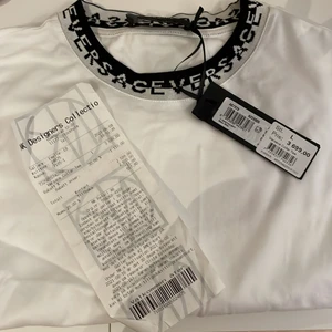 Versace  - Versace T-Shirt, oanvänd med prislapp och kvitto. Inköpt från NK Stockholm. 