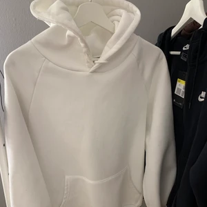 Vit hoodie - Vit hoodie från Shein, lite nopprig men annars fint skick. Säljer då den inte kom till användning🤍 