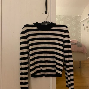 Väldigt fin tröja🖤🤍 - Säljer för att den är för liten 