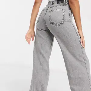 Snygga, gråa jeans från ASOS. Använda ett fåtal gånger och är i fint skick. Köparen står för frakten. (Lånad bild) 