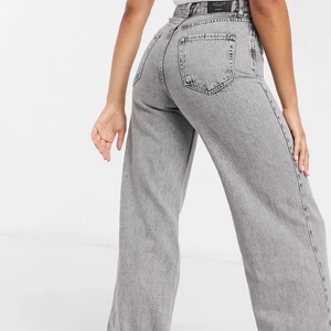 Grå, vida jeans i 90-tals stil  - Snygga, gråa jeans från ASOS. Använda ett fåtal gånger och är i fint skick. Köparen står för frakten. (Lånad bild) 