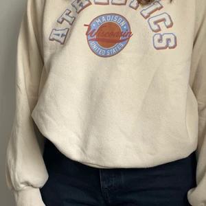 Sweatshirt - Beige sweatshirt med tyck fram från Gina tricot, använd 2 gången. Perfekt till hösten. Frakt tillkommer