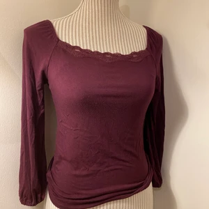 VINRÖD TRÖJA  - Tröja med trekvartsärmar strl S med stretchigt tyg så passar flera storlekar💖 går att fixa billigare frakt om man inte hill ja spårbart!