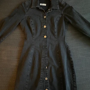 Zara Jean dress - Black zara Jean dress in size xs worn only once originally bought for 400 kr 