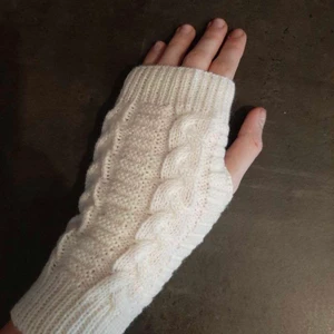 Torgvantar💕 - Säljer nu torgvantar i svart och vit. Väldigt fina och aldrig använda, endast testade💕 den första sista är lånad💕pris går att diskuteras