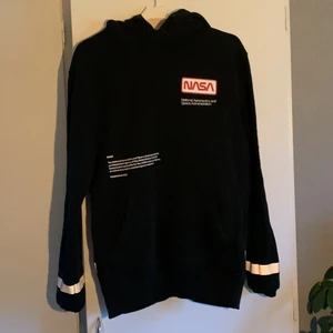 Nasa - Tänkte se om det finns något intresse att köpa denna snygga tröja. Reflex på ärmarna och längst ner på tröjan (det som är grått/silver) med ficka. HUND FINNS I HEMMET 🐶