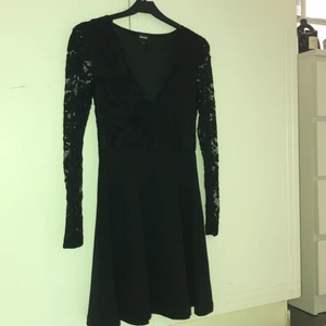 Svart klänning från bubbelroom  - Svart klänning endast använd en gång. Spets och djup urringning 