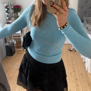 Blå tröja med hjärtan - Säljer denna fina tröjan från Zara, då den inte kommer till användning💕 använd cirka 2 gånger, så i nyskick! Nypris va 260kr❤️‍🔥 köparen står för frakt