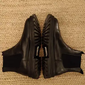 ASOS design chelsea real leather boots. Only wore them twice. Have a wide fit but runs too big for me. Original price 600 kr.
