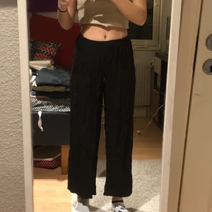  Sköna svarta byxor👯‍♂️ - Ett par najs pösiga byxor som inte kommer till användning längre, storleken är XS men de passar mig som brukar ha S☺️