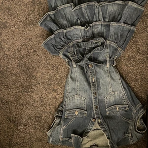 Jeansklänning - Jeansklänning i storlek 164. Alltså ganska liten tror det motsvarar xxs. Vädligt snygg och säljer för att det är för liten. ❤️